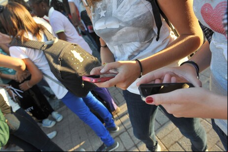 Celulares poderão ser proibidos em escolas do ensino médio italiano