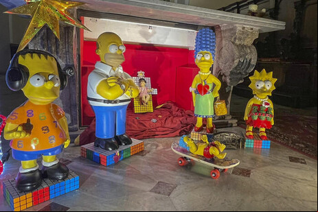 Presépio na Itália exibe personagens dos Simpsons com Hitler crucificado