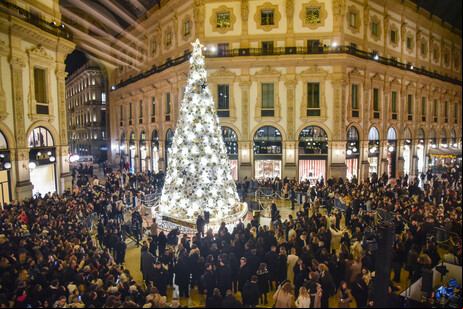 Árvore de Natal da Dior é acesa em galeria de Milão