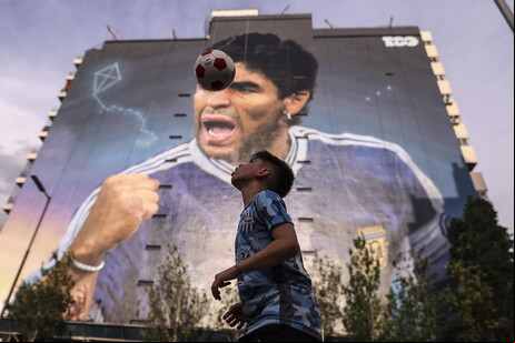 Maradona faleceu em decorrência de "insuficiência respiratória e parada cardíaca"