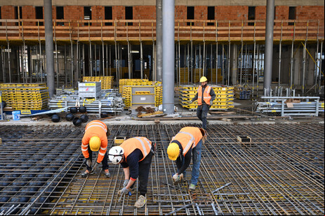 Operários em obra de pavilhão em Milão, norte da Itália