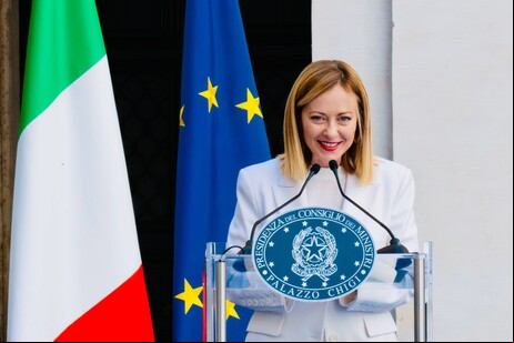 Giorgia Meloni diante do Palácio Chigi, sede do governo italiano