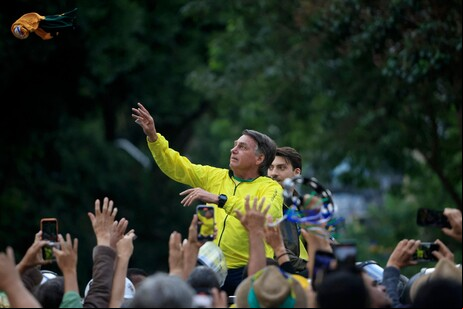 Bolsonaro apresentou “elevação da pressão arterial e piora nos exames laboratoriais hepáticos”
