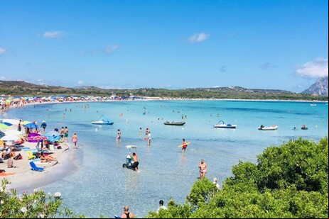 Praia de Lu Impostu, em San Teodoro, na Sardenha, ganhou bandeira azul em 2025