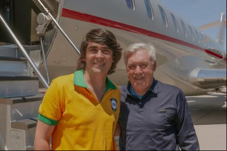Ancelotti e Diego Fernandes antes de embarque ao Brasil