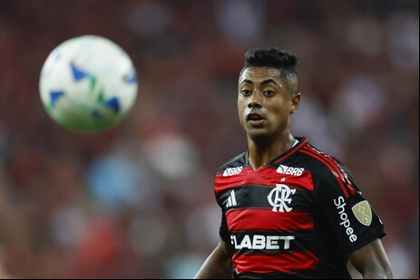 Atacante do Flamengo teria forçado falta para receber cartão em jogo disputado em 2023