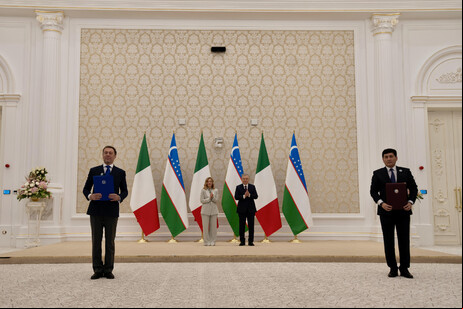Meloni durante visita ao Uzbequistão