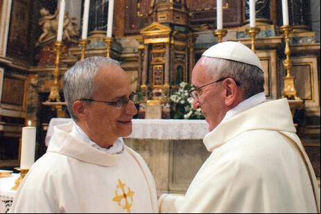 Prevost durante encontro com papa Francisco