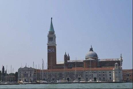 Manifestantes colocam faixa na Basílica San Giorgio Maggiore em protesto a Bezos