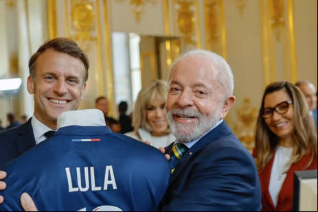 Lula recebe camisa do PSG na França
