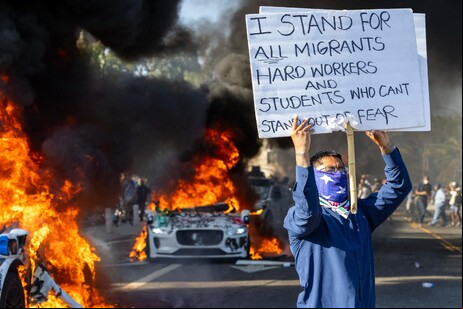 Carros incendiados em protesto contra Trump em Los Angeles