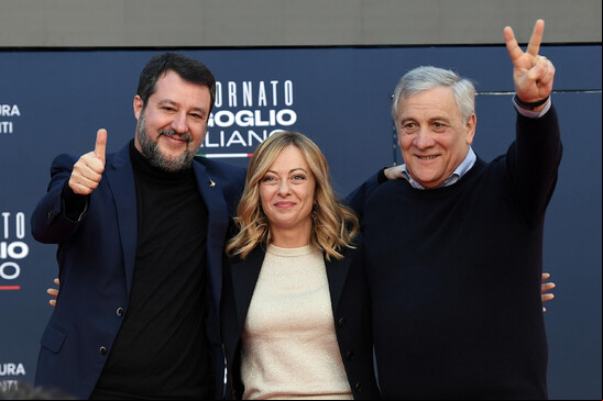 Giorgia Meloni entre os vice-premiês Matteo Salvini e Antonio Tajani