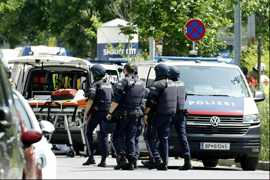 Policiais diante de escola alvo de tiroteio em Graz, na Áustria