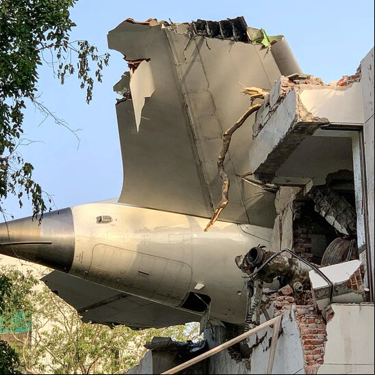 Cauda de avião da Air India ficou presa em edifício em Ahmedabad