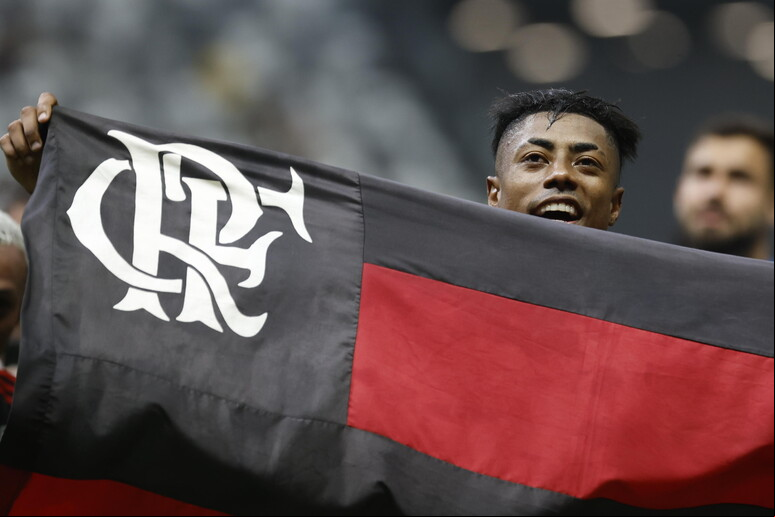 Bruno Henrique teria forçado falta durante partida contra o Santos © ANSA/EPA