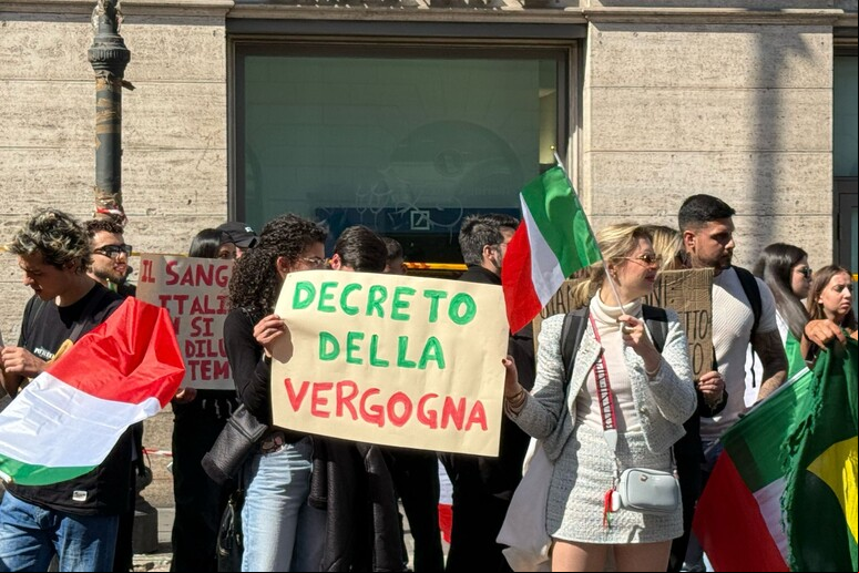 'Decreto da vergonha ', diz cartaz de manifestante em Roma © ANSA/Sergio Velloso