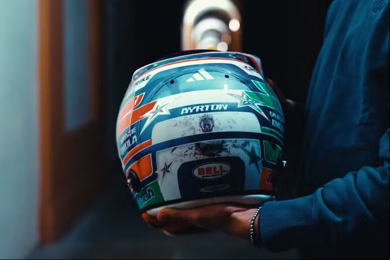 Desenho do capacete de Kimi Antonelli também tem a bandeira italiana © ANSA/Divulgação