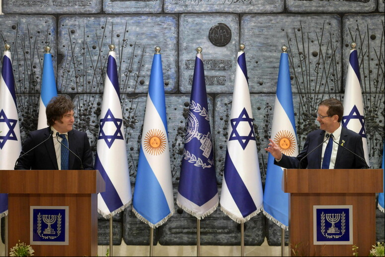 Milei com Herzog durante visita a Israel © ANSA/EPA