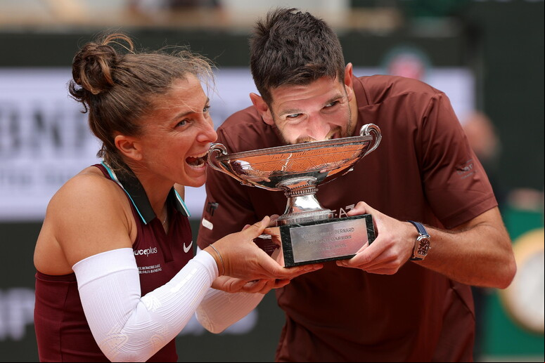 Sara Errani e Andrea Vavassori celebram título em Roland Garros © ANSA/EPA