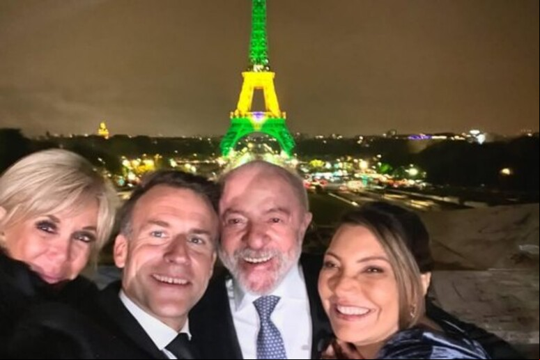 Brigitte, Macron, Lula e Janja fazem selfie com vista para Torre Eiffel © ANSA/Reprodução/Instagram