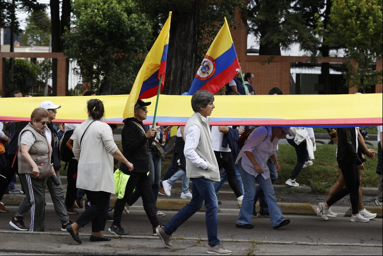 Manifestação pela paz em nome de Uribe aconteceu no domingo em Bogotá © ANSA/EPA